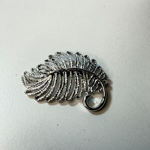 Gerrys Vintage Silver Tone Textured Feather Brooch Pin Nature Inspired Openwork